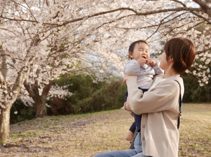 公園で遊ぶ親子