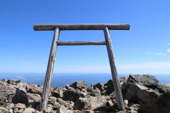 茶臼岳山頂にある鳥居