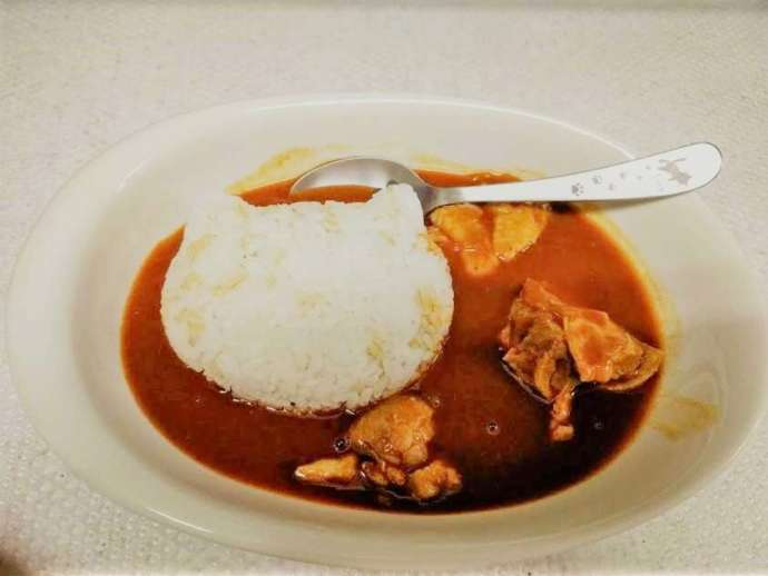 「ねこのひたい」で提供されるバターチキンカレー