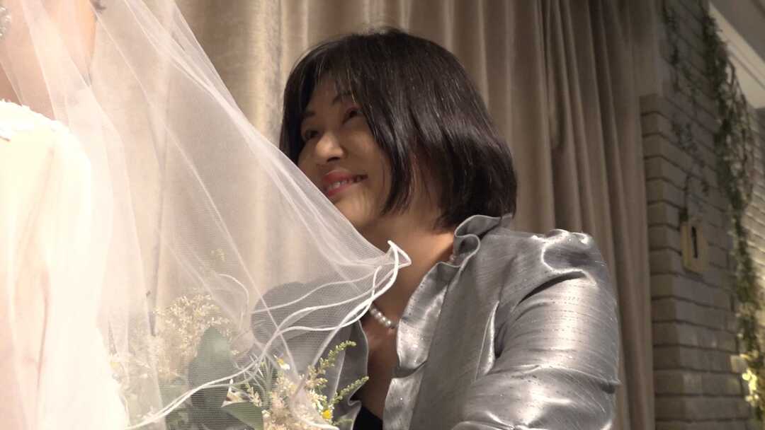 ネオフラッグのオンライン結婚式でベールダウンするご様子