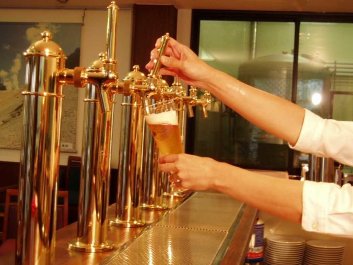 吹上高原キャンプ場内「鳴子温泉ブルワリー」で飲むことができる地ビール「鳴子の風」