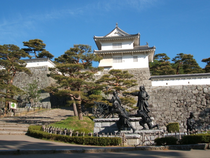 二本松市にある箕輪門・少年隊群像