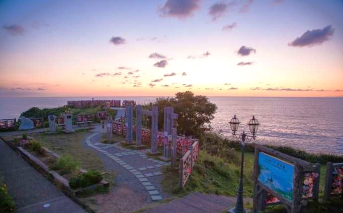 新潟県柏崎市の恋人岬から望む夕日