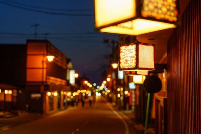 月岡温泉街に灯りが灯る様子