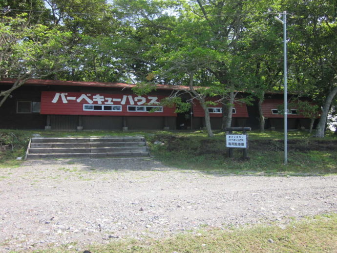 判官館森林公園キャンプ場バーベキューハウス外観