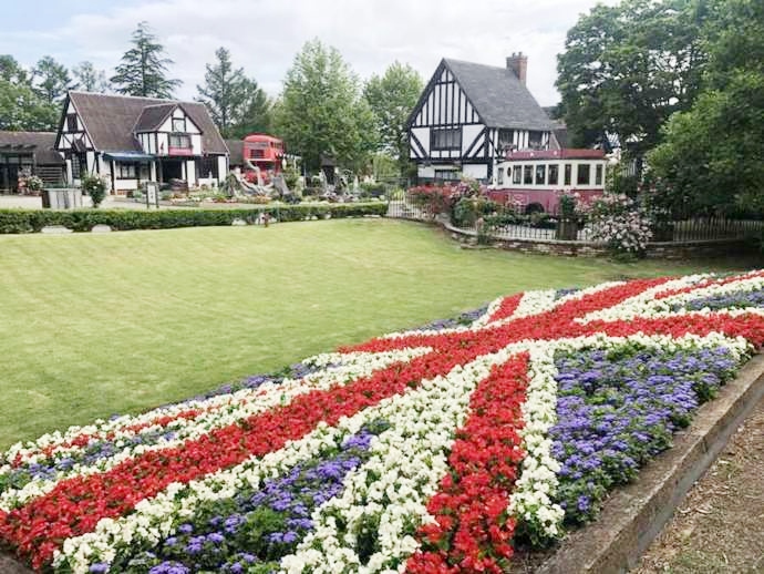 「修善寺 虹の郷」のイギリス村にある国旗をデザインした花壇