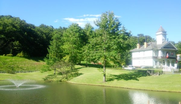 「修善寺 虹の郷」カナダ村にあるクーテニー湖の美しい水辺の風景