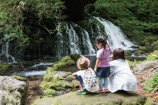 にかほ市の元滝伏流水の写真