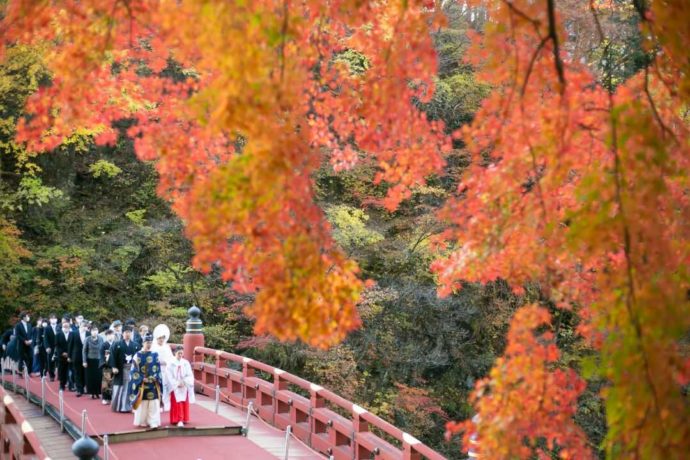 神橋幸せ渡り初めの風景と秋の紅葉