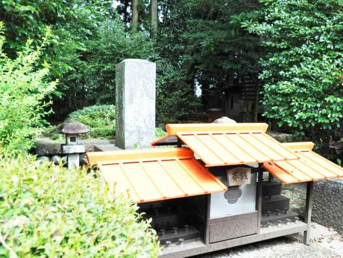 報徳二宮神社内の二宮尊徳翁の墓