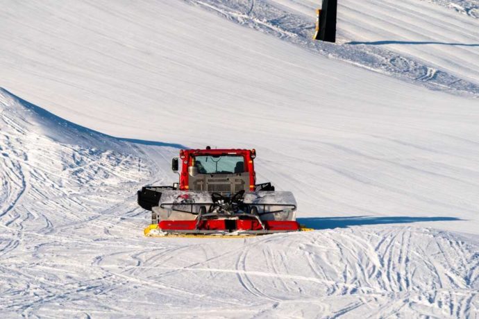 ニセコモイワスキーリゾートで夕方に圧雪作業をする様子