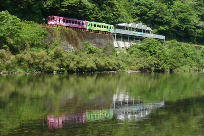 「錦川鉄道」が運営する錦川清流線のイベントで清流みはらし駅に停車する列車