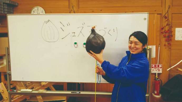 体験学習を案内中の奥山さんの写真