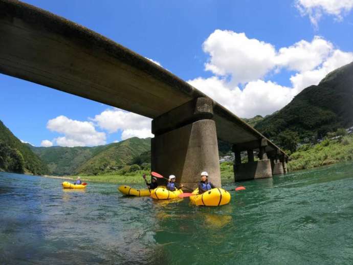 高知県の名物「沈下橋」と参加者たち