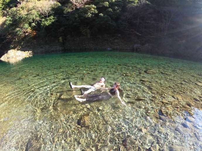 テントサウナの前の川で身体を冷やす参加者