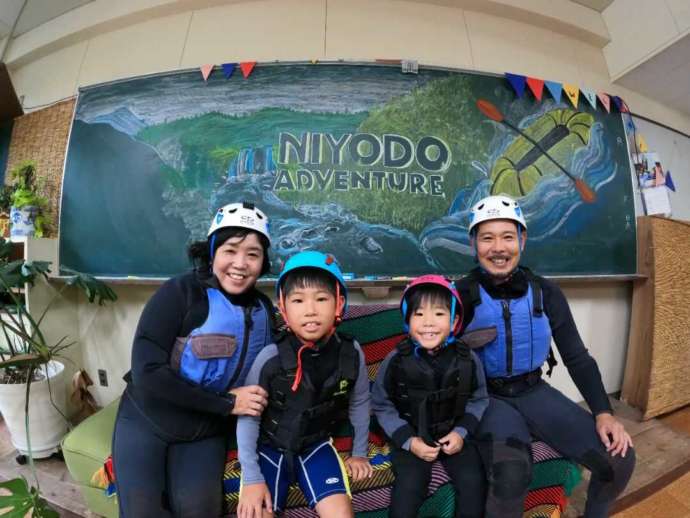 ツアー参加前にNiyodo Adventureのインスタ映えポイントで記念撮影した家族