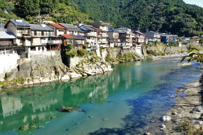 高知県仁淀川町の土居川と街並み