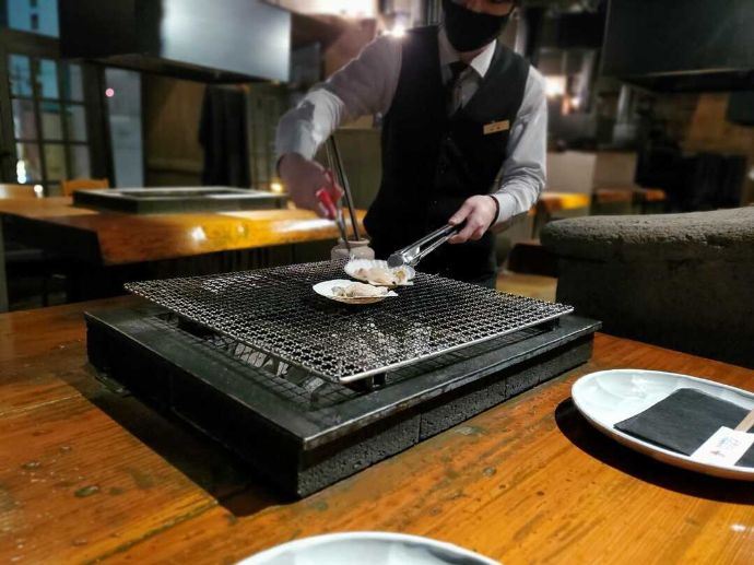 目の前で焼き上げてくれる北の海鮮炙り ノアの箱舟のスタッフ