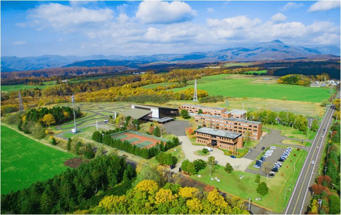 登別市にある日本工学院北海道専門学校を上空から見た様子