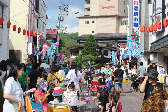 多くの観光客で賑わう温泉街