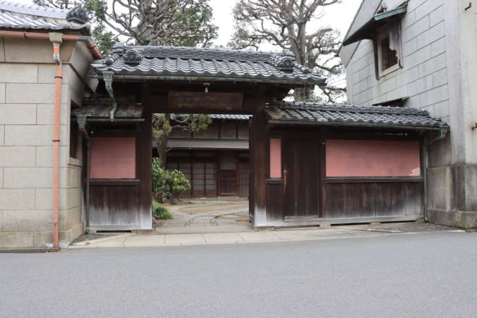 千葉県野田市にある「野田市郷土博物館・市民会館」の西門