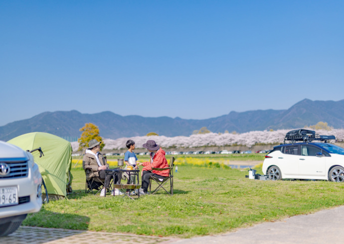 直方市の河川敷にあるオートキャンプ場を利用する親子