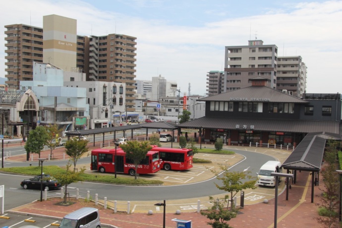 直方駅の外観と駅前ロータリー