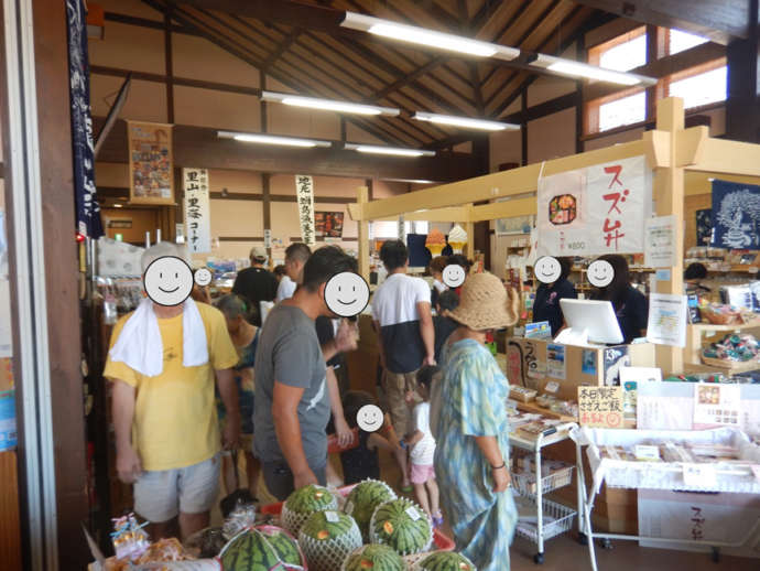 「道の駅すずなり」店内の賑わい