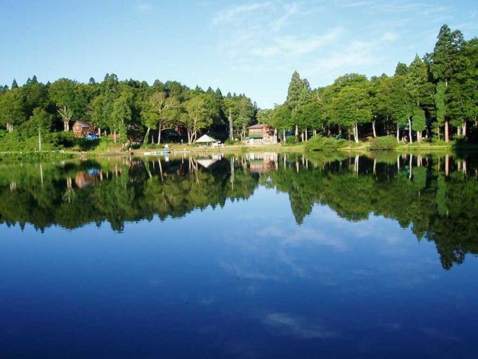 上ノ平高原にあるスタカ湖キャンプ場の様子