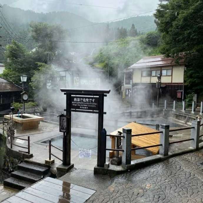 湯気が上がっている野沢温泉の麻釜の様子