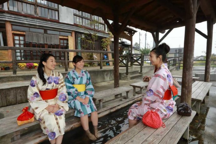 野沢温泉の「湯らり」で足湯をする女性たち