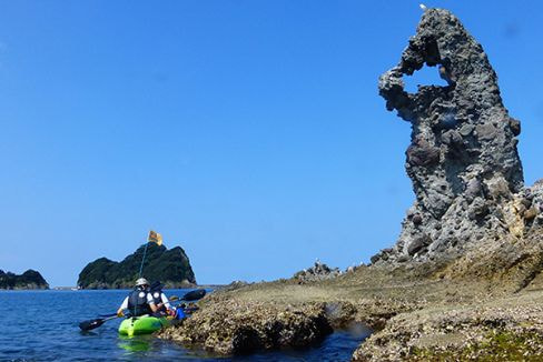 海底火山のマグマがゆっくり冷えて固まってできた柱状節理