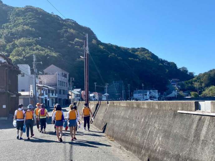 これから伊豆自然学校のシーカヤック体験に向かうところ