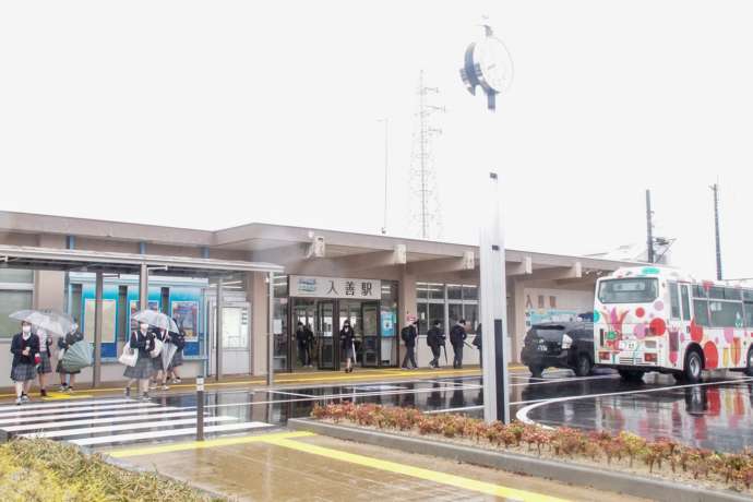 富山県入善町：入善駅前の様子