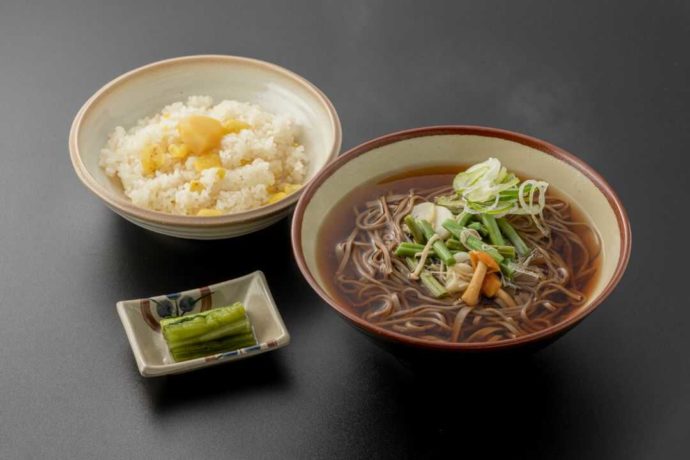 道の駅オアシスおぶせ」の食事処でいただける栗おこわとそばのセット