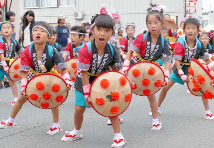 花笠まつりで花笠おどりを披露する、尾花沢市のこどもたち