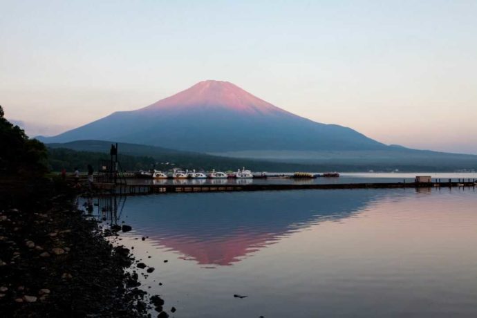 山中湖フォレストコテージの桟橋から見える富士山と山中湖