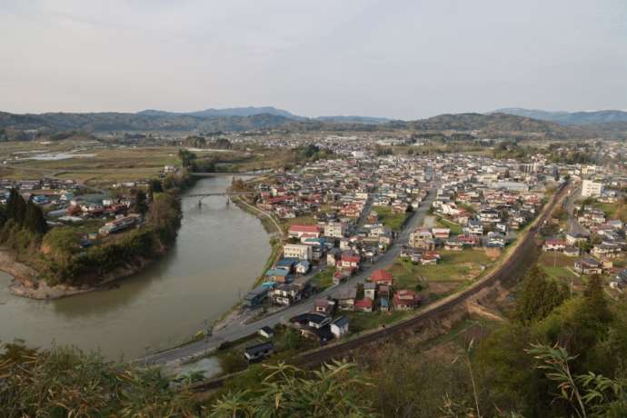 楯山公園から眺めた、最上川と左沢の町並み