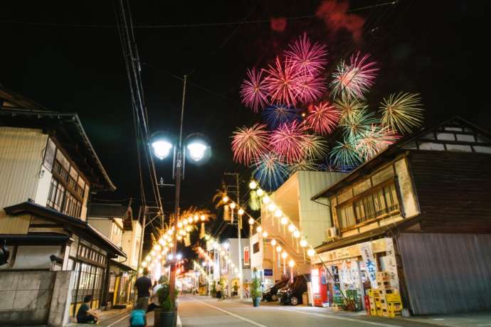 商店街から眺める花火大会