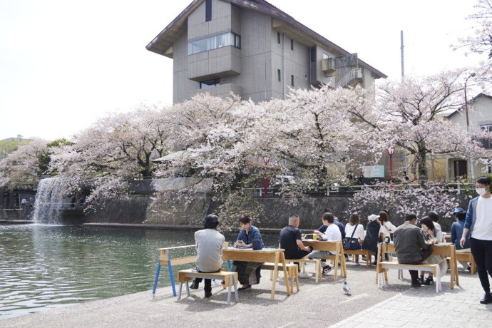 「かわまちテラス」に集う人々