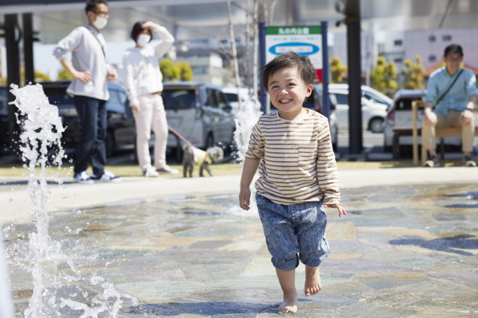 「丸の内テラス」の噴水で遊ぶ子ども