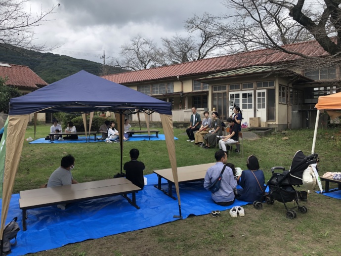 屋外での移住セミナーの様子