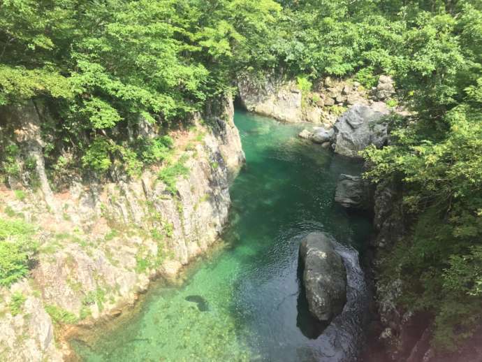 上空から眺めた、エメラルドグリーン色の川