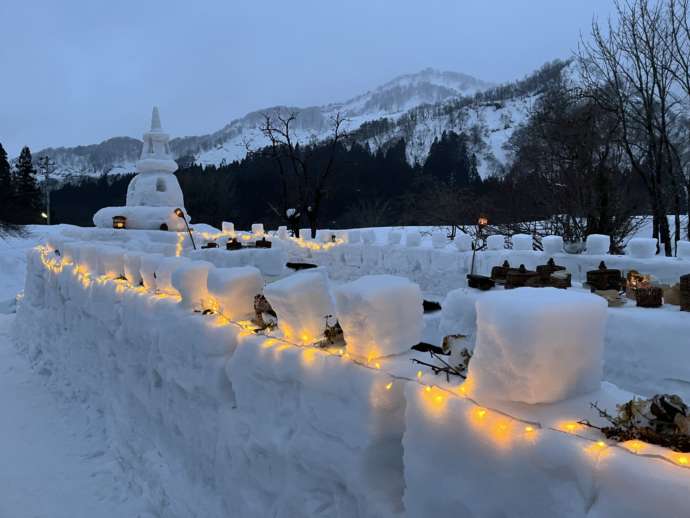 ライトアップされた雪像のお城