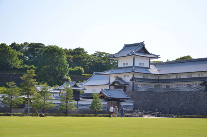 石川県金沢市にある「近江町市場」から徒歩で行ける金沢城公園