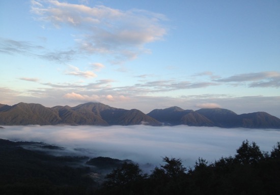 雲海が盆地を覆った光景