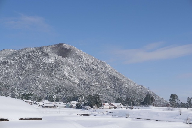 一面に雪が積もった町の風景