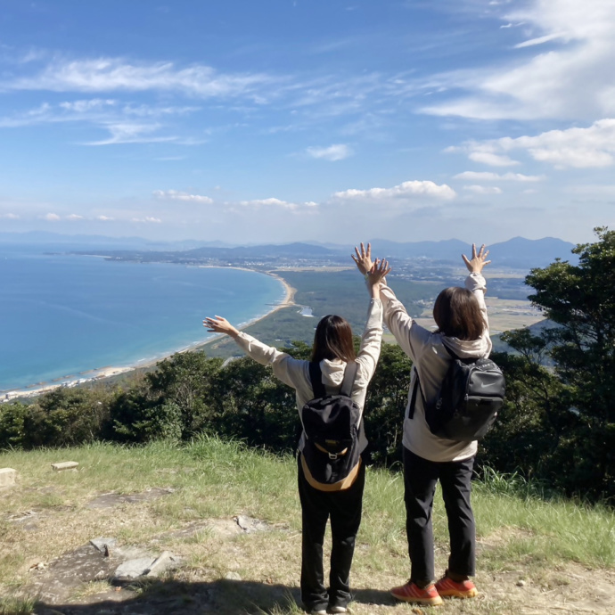 福岡県岡垣町にある湯川山の山頂付近で景色を楽しんでいる様子