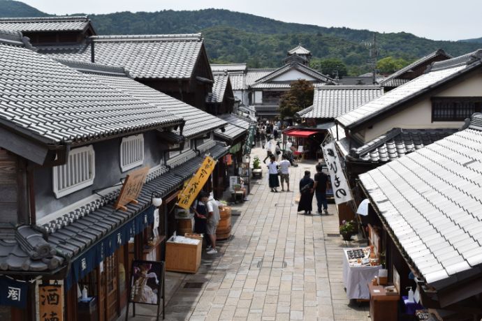 伊勢神宮内宮の鳥居前のおかげ横丁の街並み