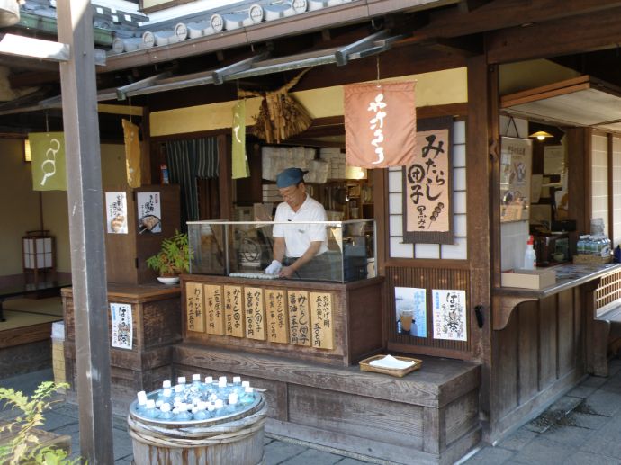 伊勢神宮内宮の鳥居前のおかげ横丁のみたらし団子